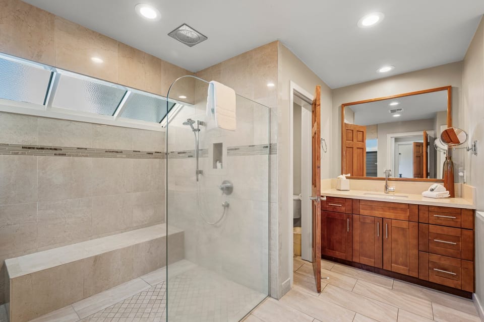 Spacious shower with pristine tile - Double sink usage for the guests' convenience