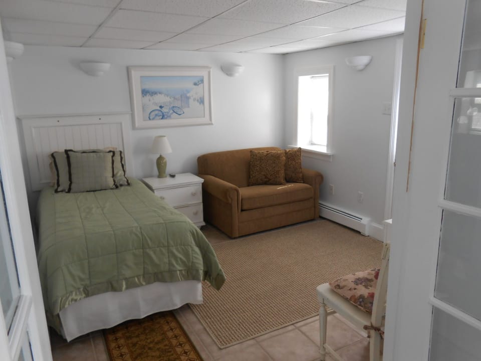 Bedroom #4, part of suite, single bed and single chair/pull-out bed, FlatScreen
