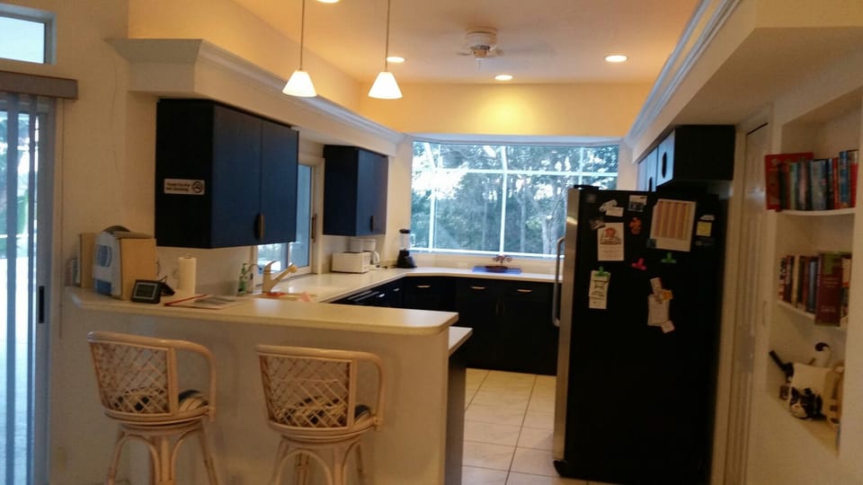 Fully equipped kitchen, breakfast bar with 2 barstools