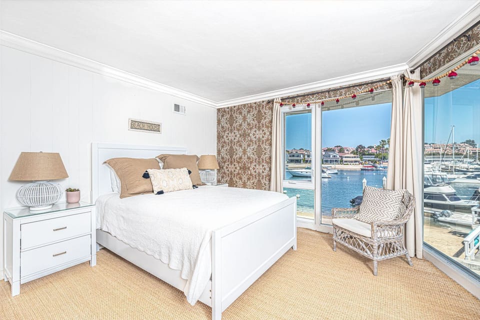 The best sunrise bay views of the whole house.
                