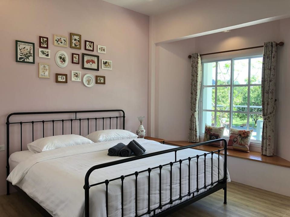 Double Room, 1 King Bed, Non Smoking | WiFi (free), bed sheets