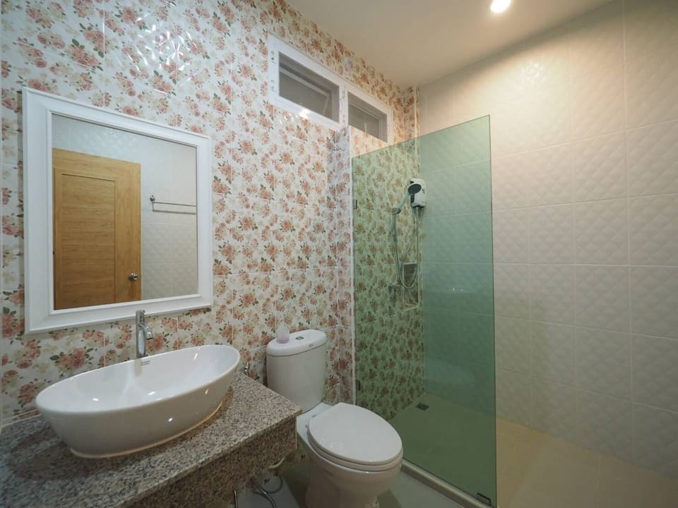 Double Room, 1 King Bed, Non Smoking | Bathroom | Shower, free toiletries, hair dryer, slippers