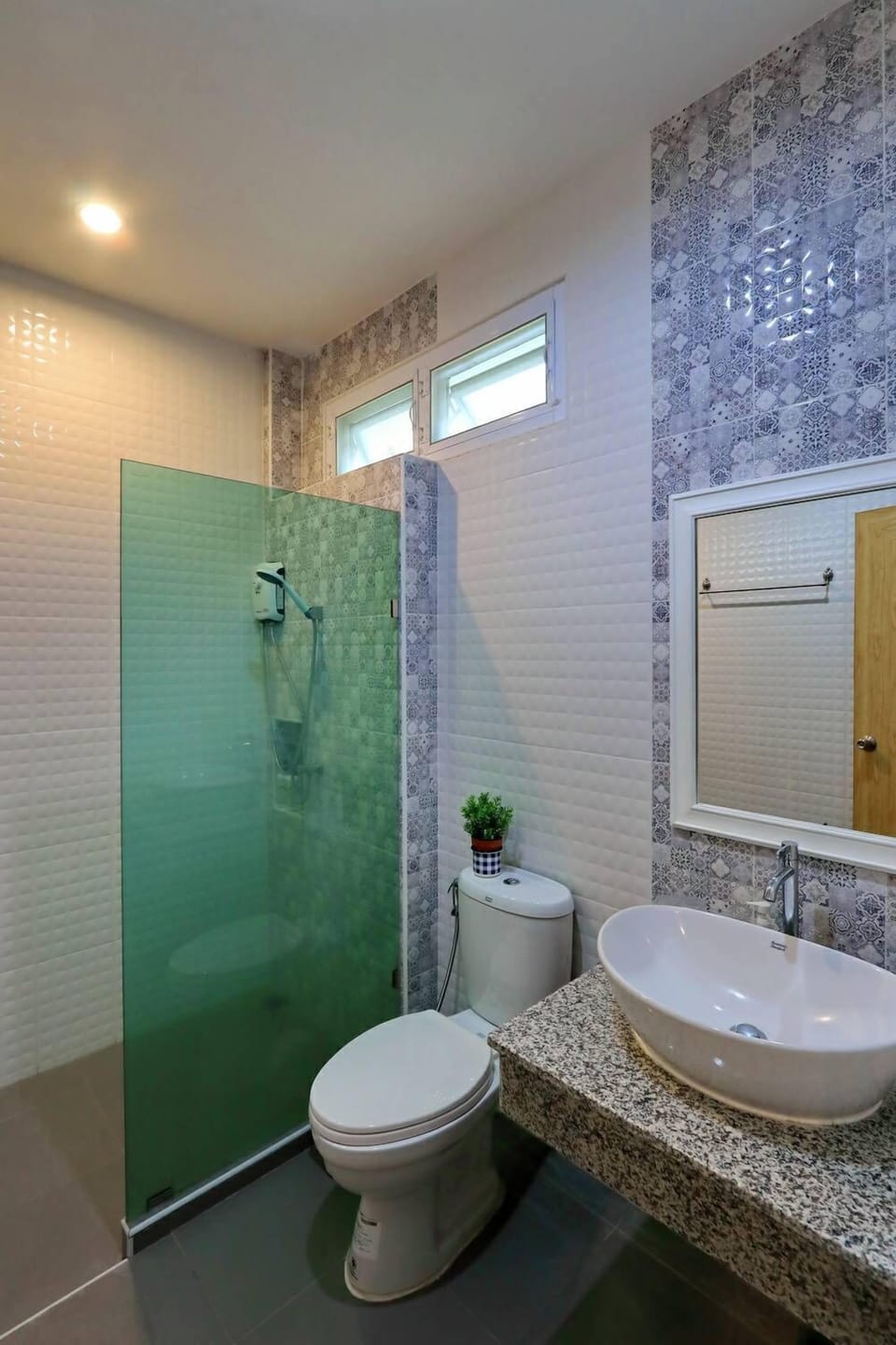 Twin Room, 2 Twin Beds, Non Smoking | Bathroom | Shower, free toiletries, hair dryer, slippers