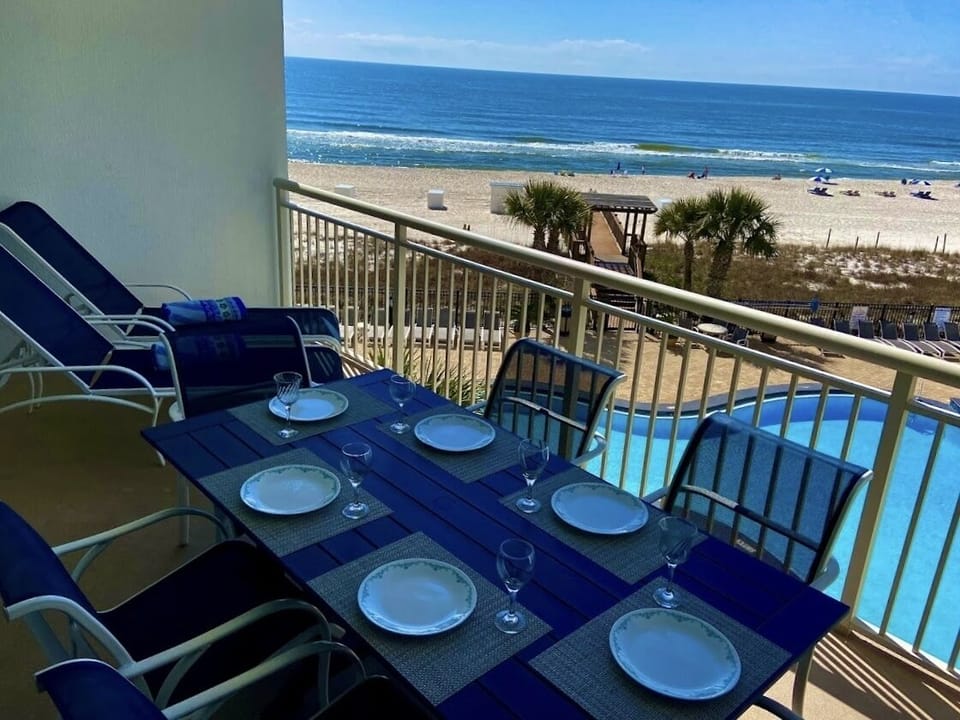 Balcony: Amazing Views!Table for 6, 2 Lounge Chairs. Beach Towels Included!