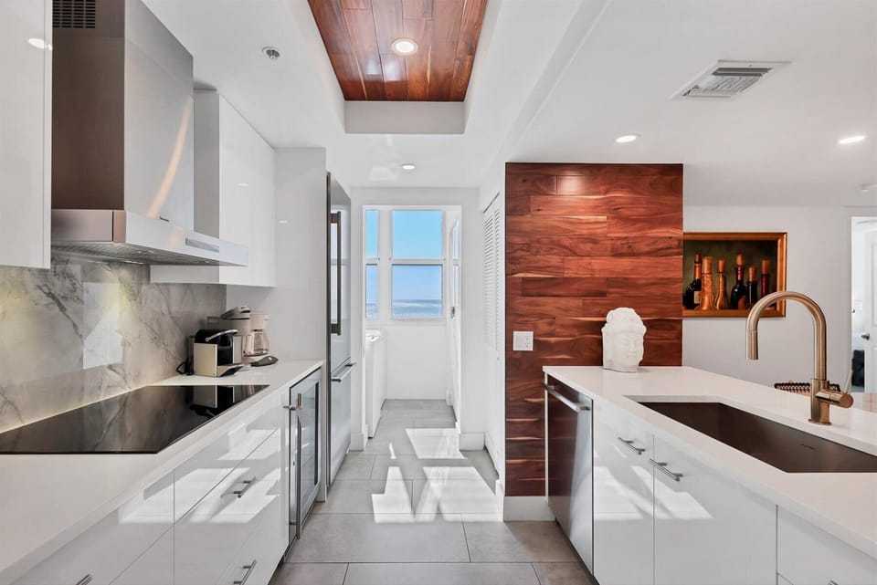 Inn On The Beach 1307 by FVC - Kitchen