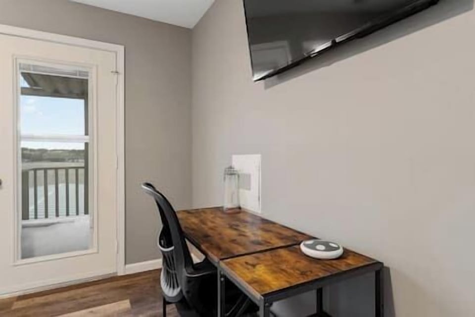 Main Suite Workstation
