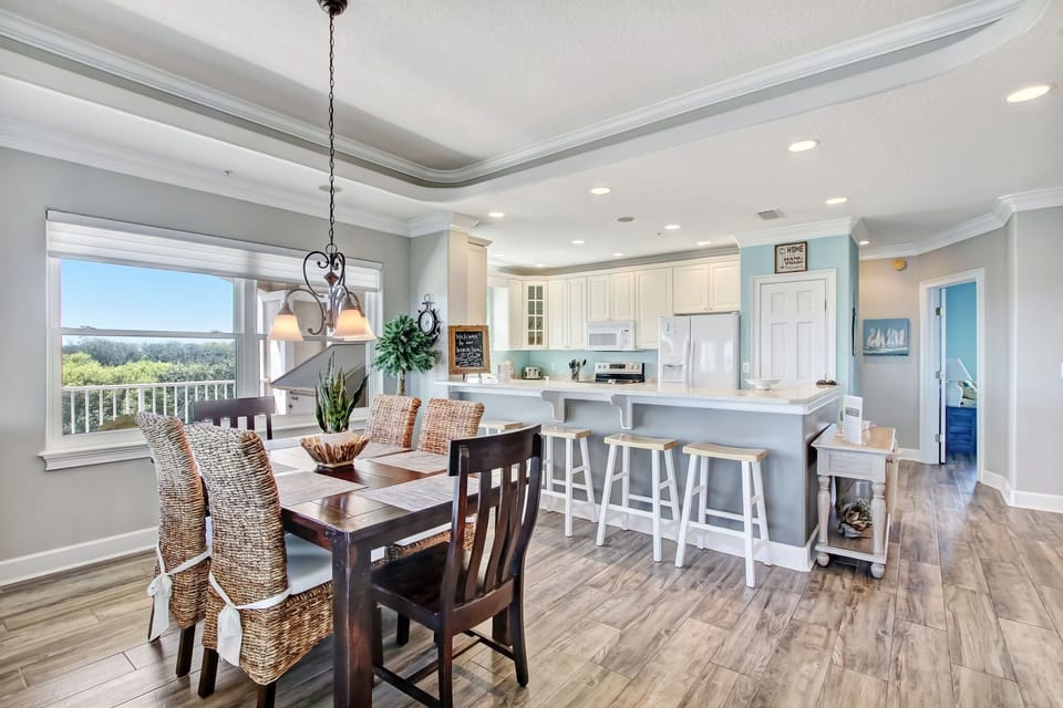 Dining Area With Gorgeous Views Seating 6 at the table and 4 on Barstools