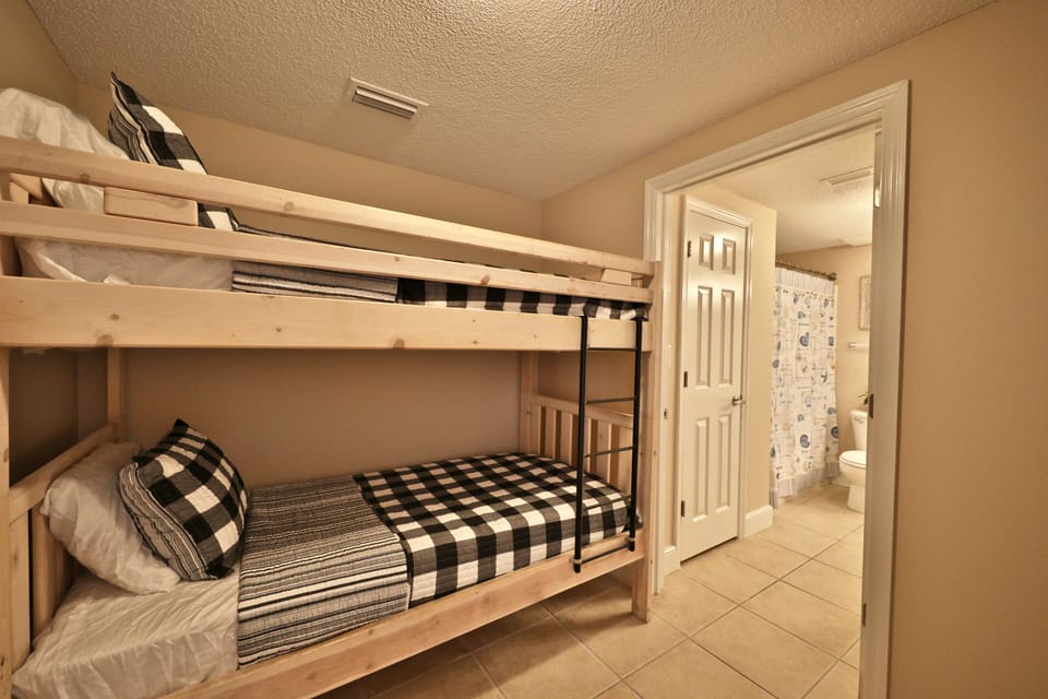 4th bedroom with twin size bunkbeds.