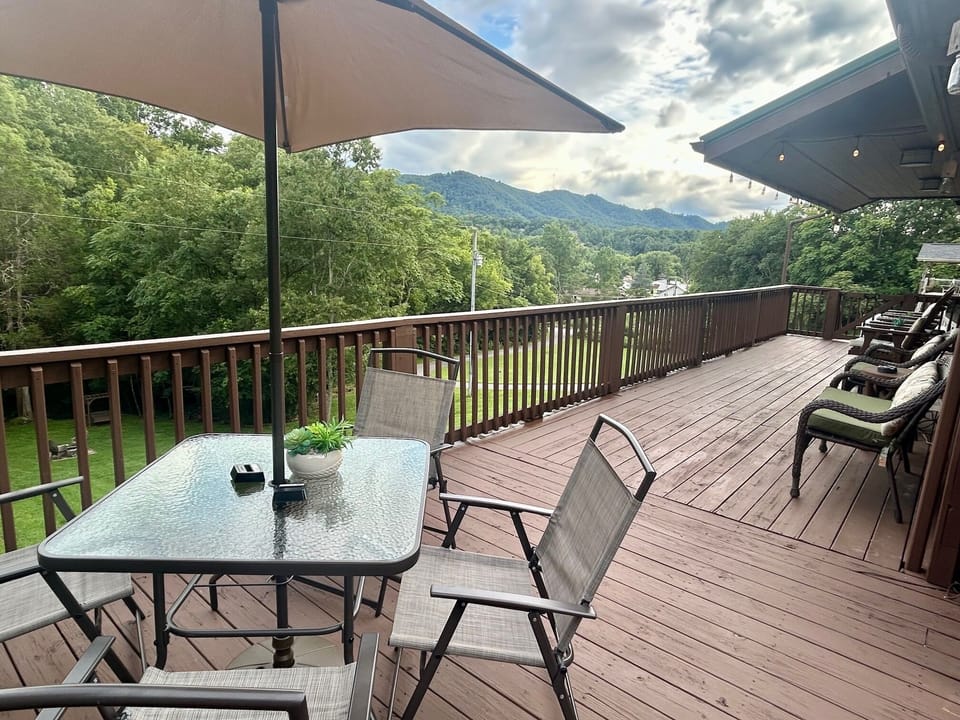Nestled in the Smoky Mts along the Little Pigeon river on a private acre!
