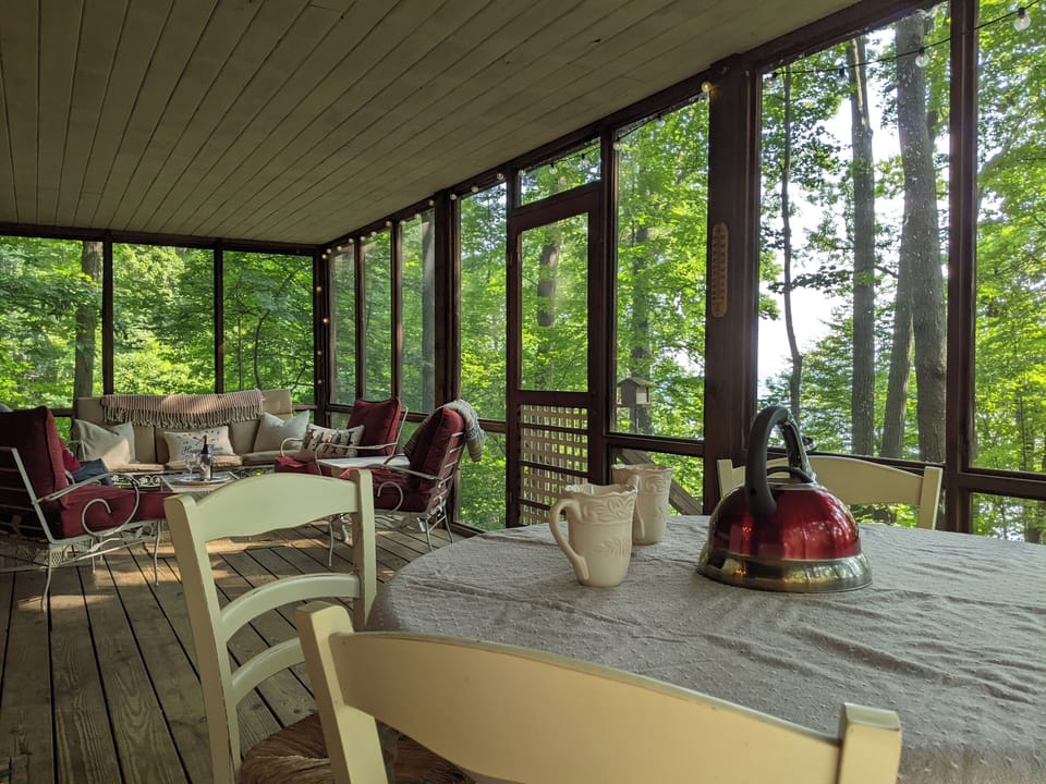 Watch the sunrise with your coffee in the morning and enjoy the evening breeze.