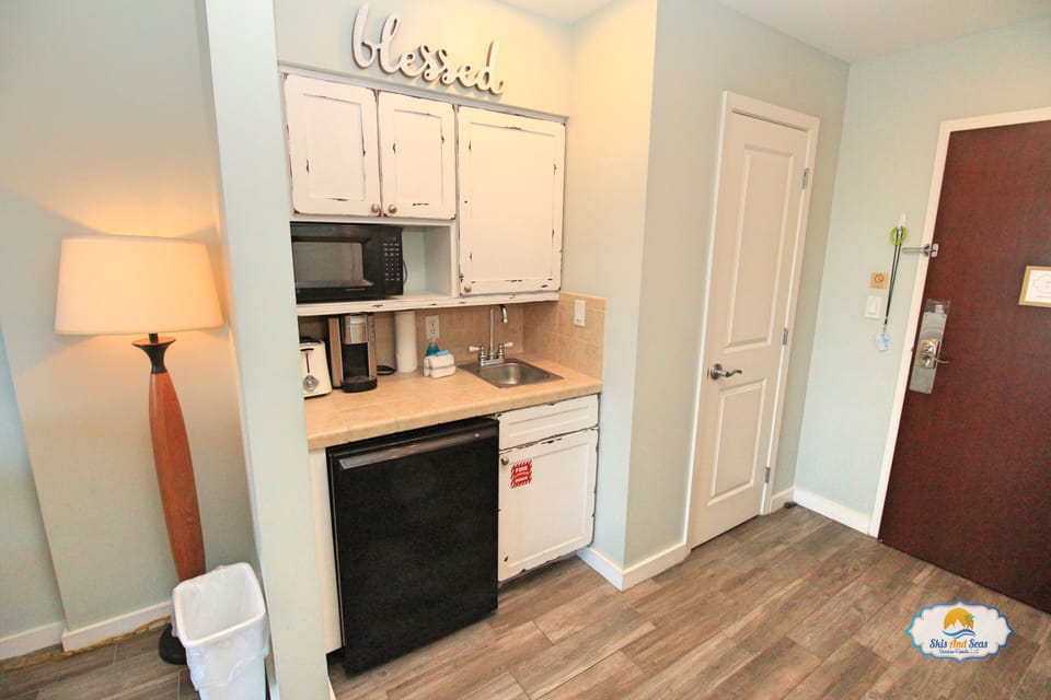 Kitchenette with mini fridge