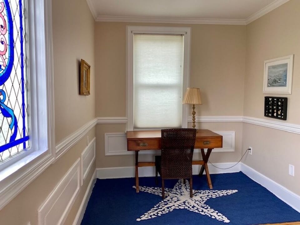 Upstairs landing with desk/work space