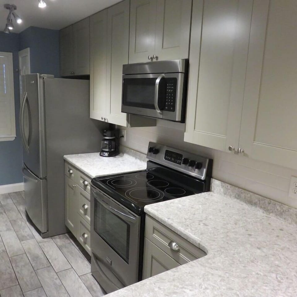 Updated full size kitchen