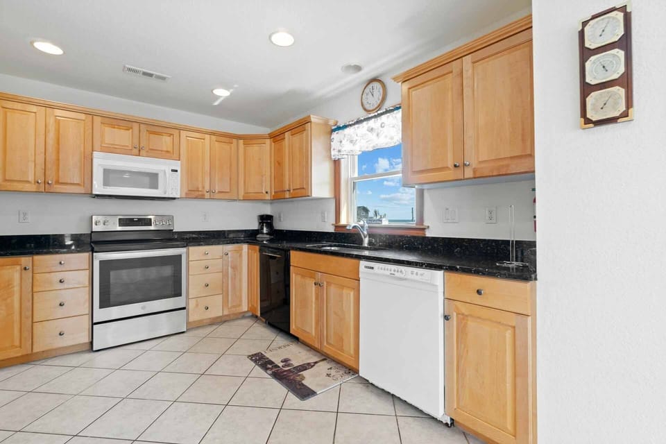 Surf-or-Sound-Realty-468-Beach-Therapy-Kitchen-1