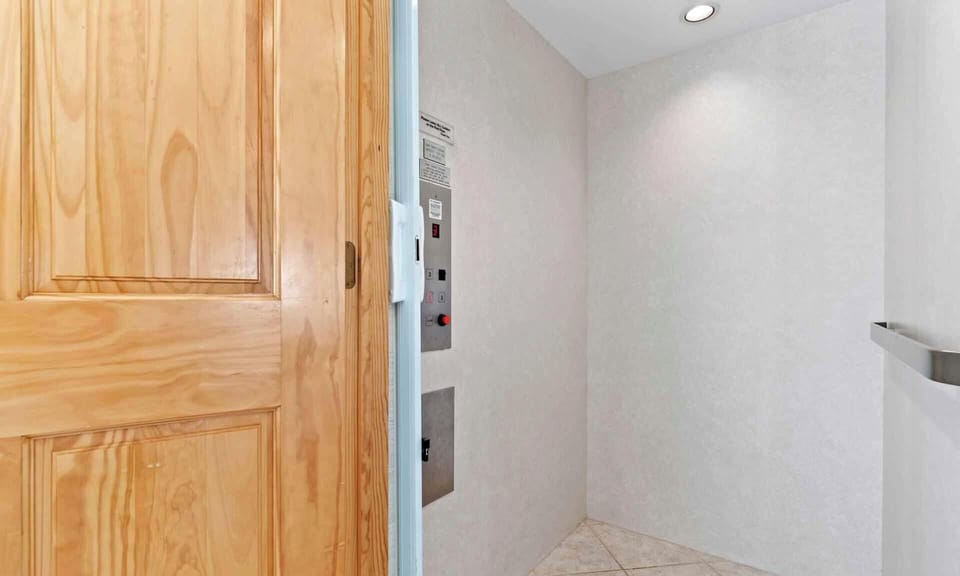 Surf-or-Sound-Realty-468-Beach-Therapy-Elevator