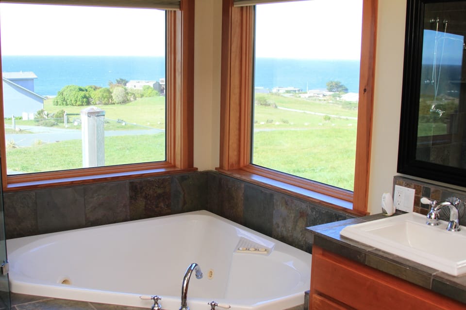 MASTER SUITE BATH: Drink a glass of wine & enjoy the ocean views!
(2nd Floor)