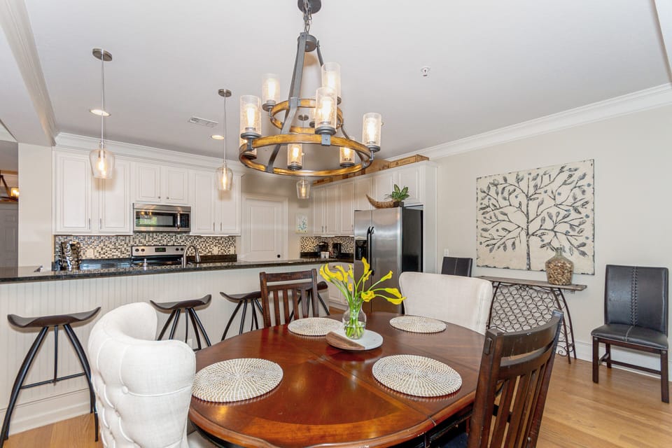 Another look at the kitchen and dining area
