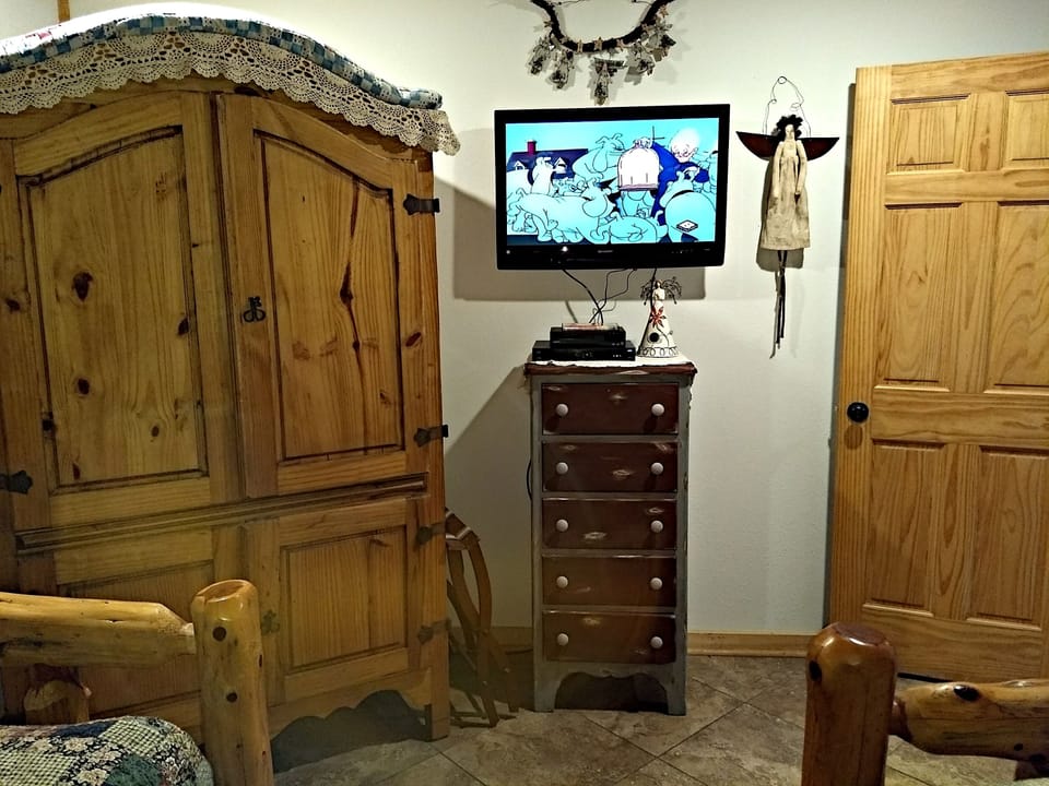 Lower Level Twin Bedroom/32" Flat Screen TV And Blu Ray DVD Player