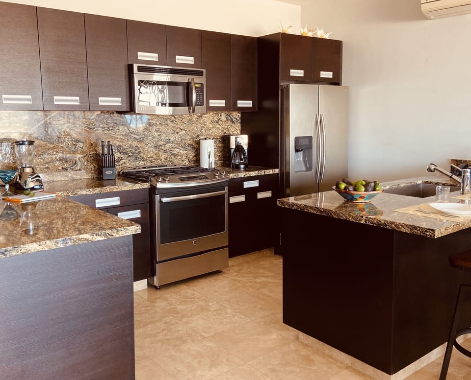 Fully equipped gourmet kitchen - stainless steel appliances, granite countertops