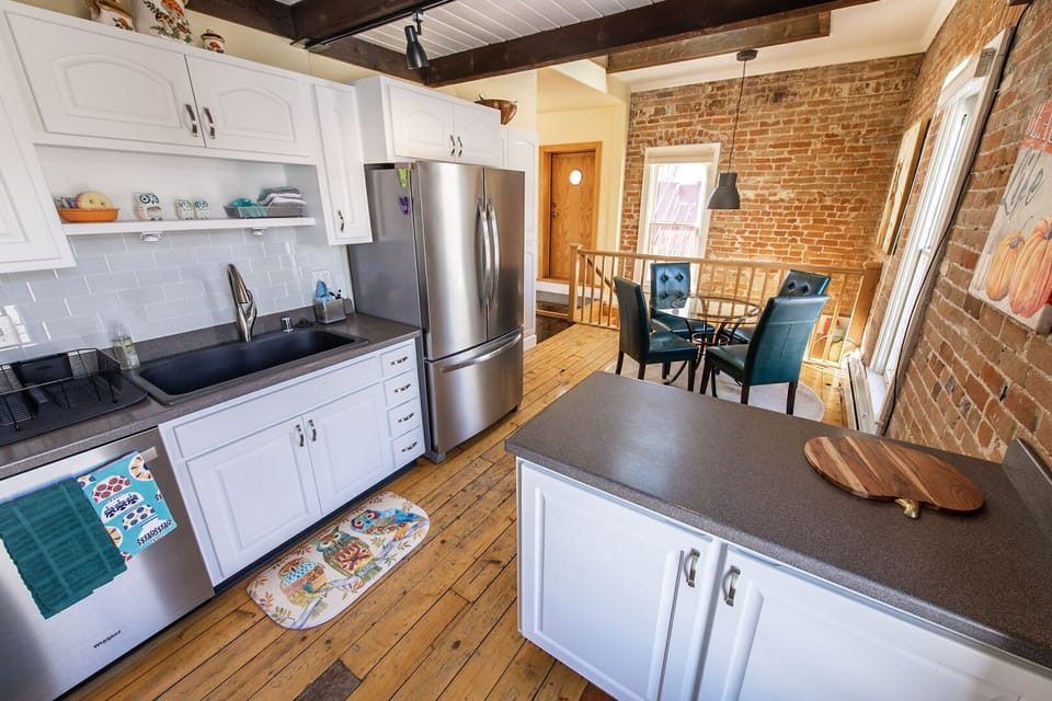 Full Size Modern Kitchen