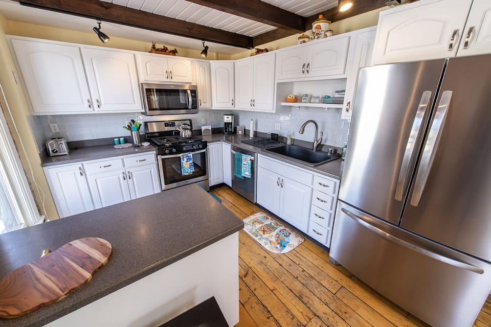 Full size Kitchen with modern appliances