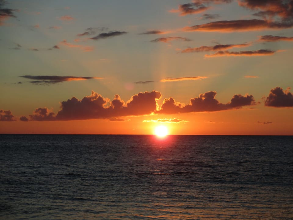 Another beautiful Maui sunset!    mjbostwick@msn.com