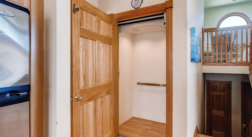 Surf-or-Sound-Realty-Avon-Sea-Breeze-600-Elevator