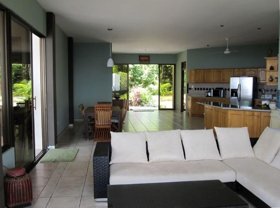Main House - Living room & kitchen