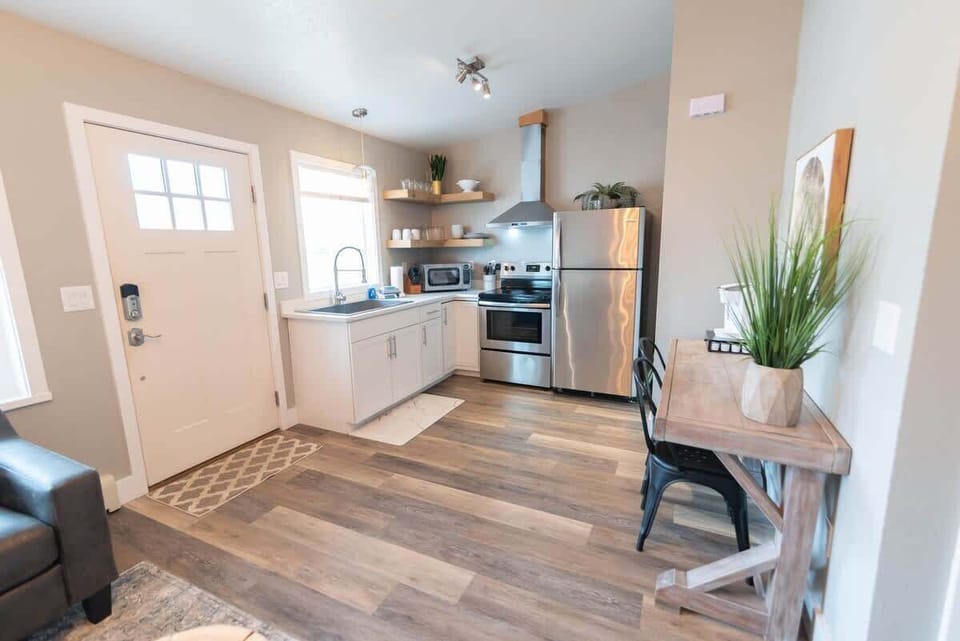 Colony Suites (Suite 8) Kitchen/Dining
