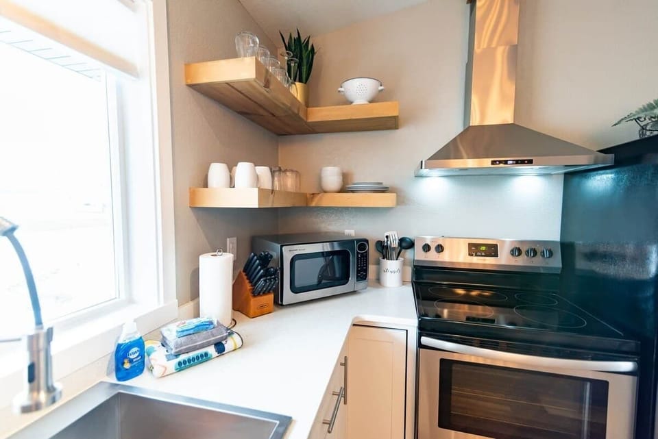Colony Suites (Suite 8) Kitchen