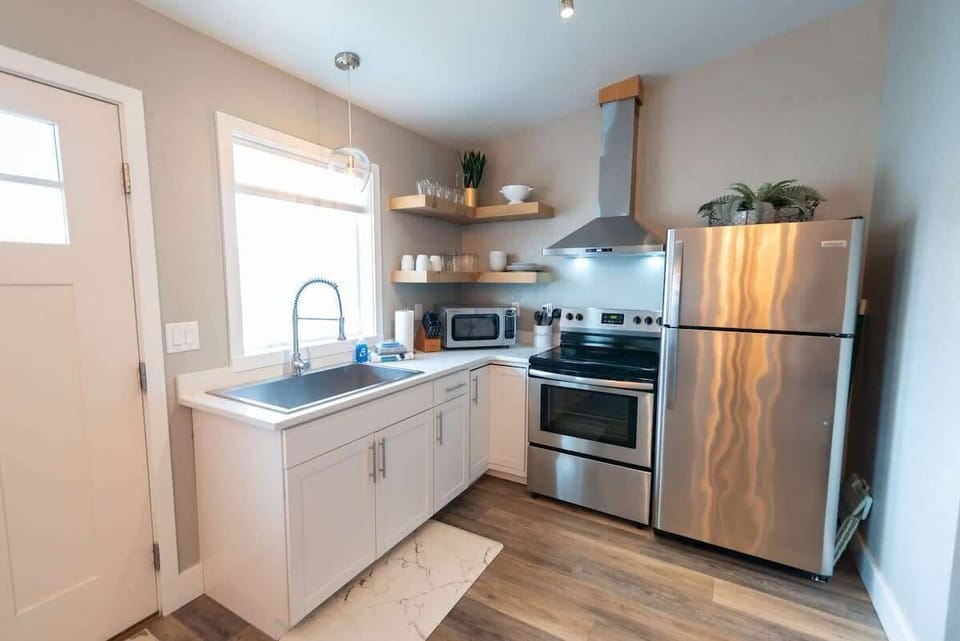 Colony Suites (Suite 8) Kitchen