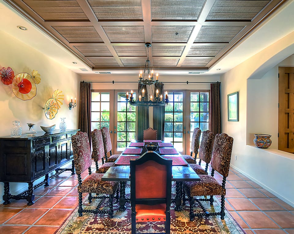Dining room for 8 can be expanded to 10