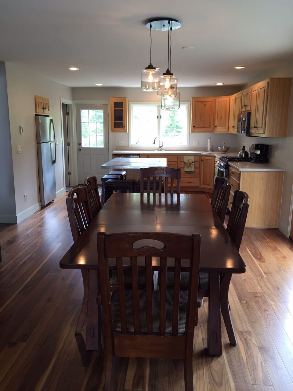 Dining area towards kitchen 