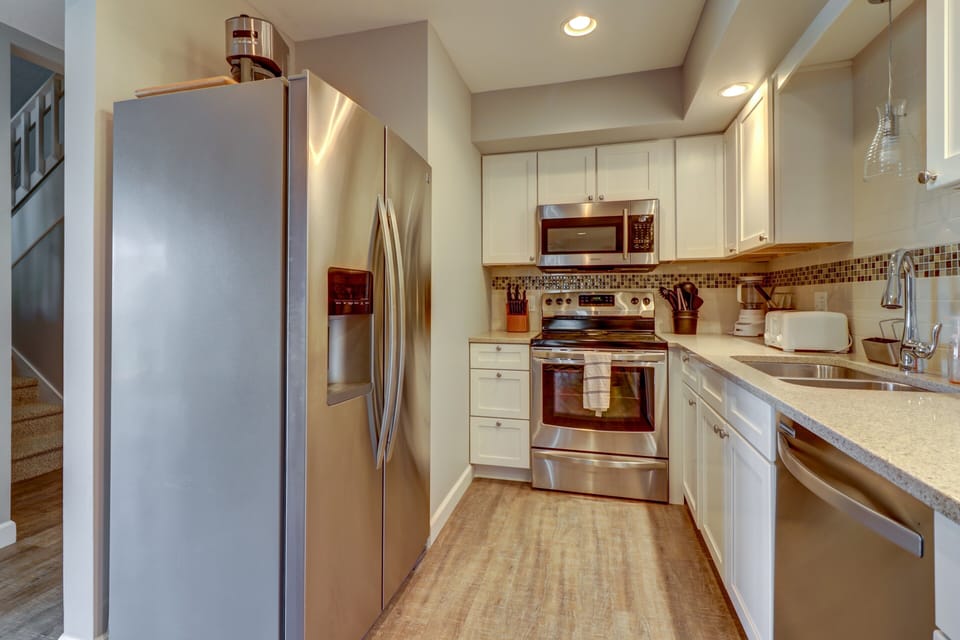 Brand New Kitchen- just renovated w/ new flooring, countertops, backsplash, and paint.