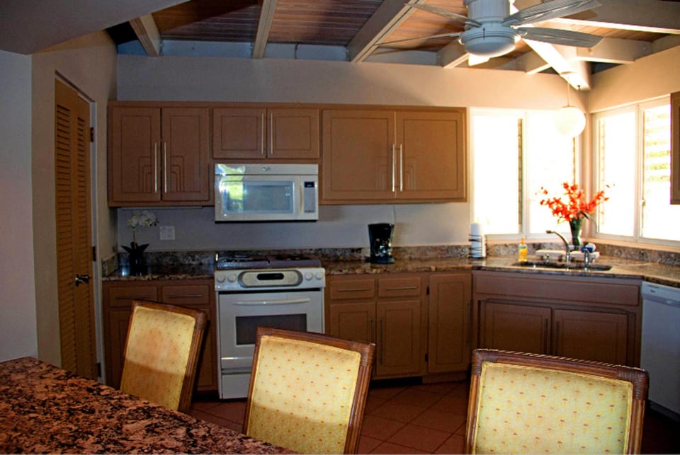 Kitchen with breakfast bar