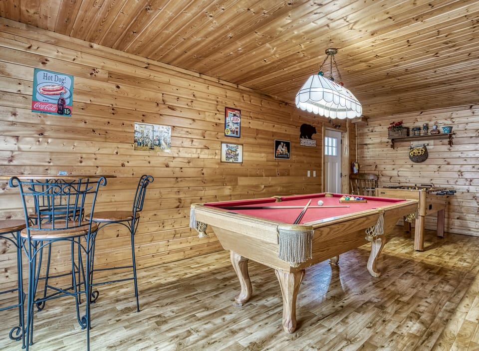 Vacation Rental in the Smokies - Sweet Mountain Aire - Lower level game room with pool table