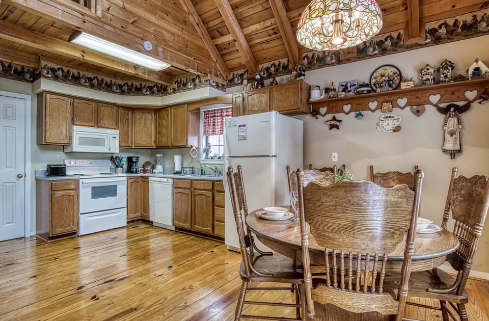 Cabin in the Smokies - Sweet Mountain Aire - Dining area and kitchen