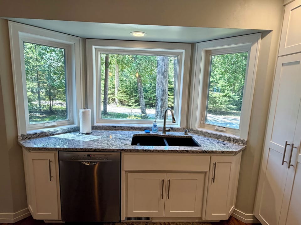 Kitchen sink w view and dishwasher too.