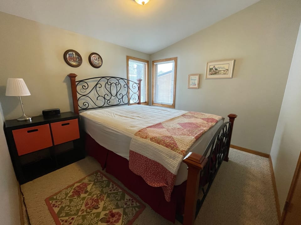 Bedroom 1 - queen size bed