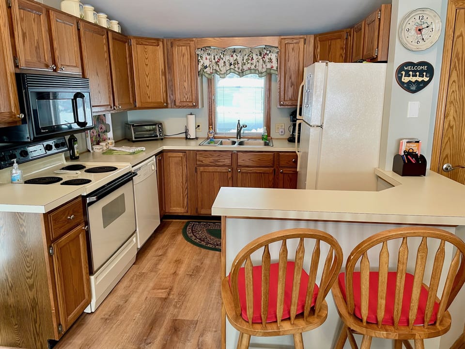 A dining counter so you can chat with the chef while making your meals. 👩‍🍳
