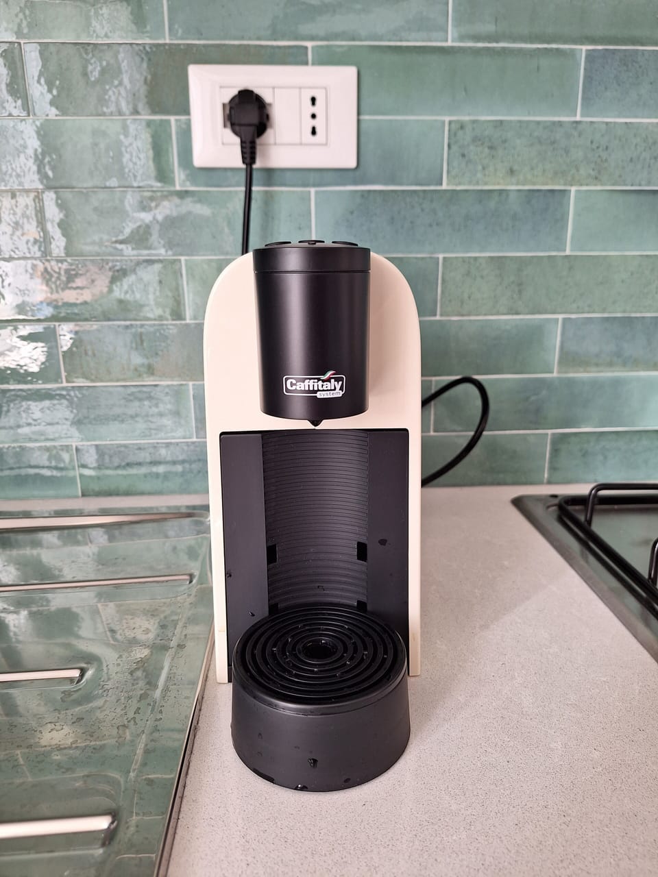 The coffee maker takes pods from
Caffitalia. It is in the Piazza dei mercati, SP