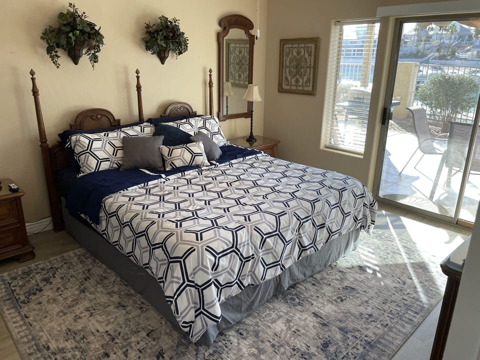 SECOND MASTER SUITE WITH KING SIZE BED AND SEPARATE DRESSING AREA