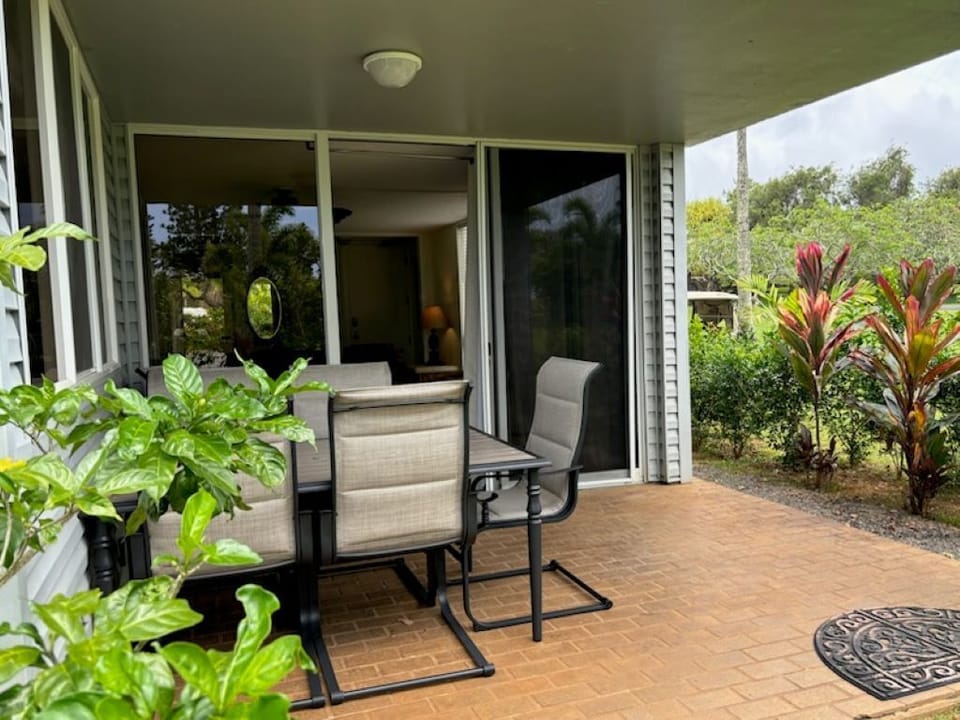 Lanai Outside Dining 