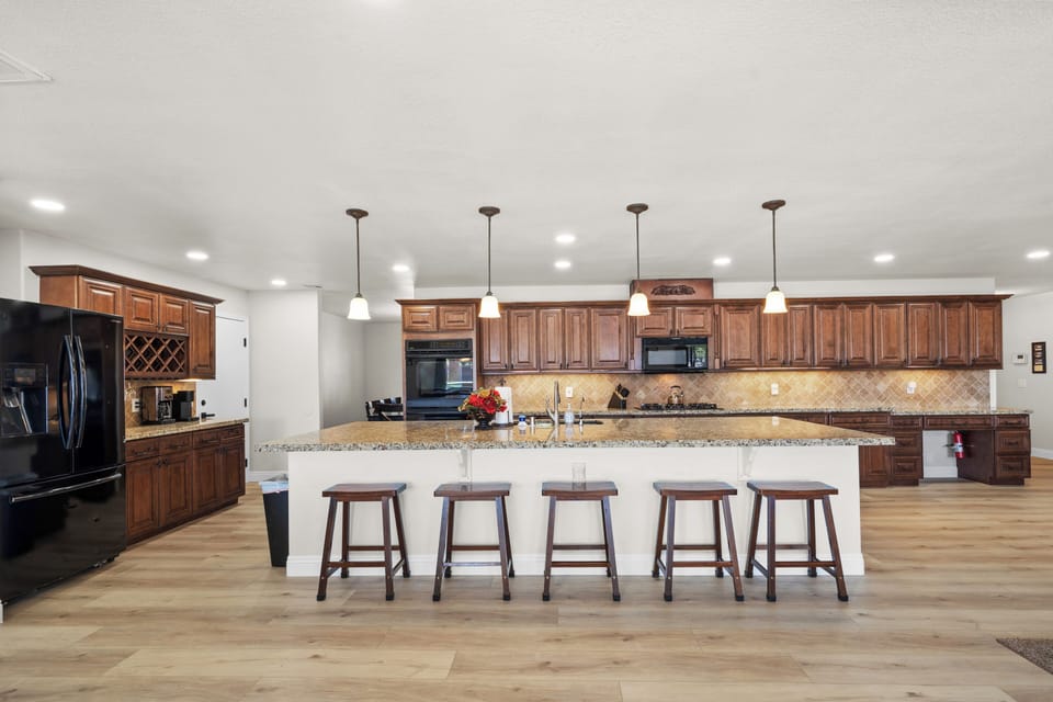 Cook, dine & entertain in style – plenty of room for everyone