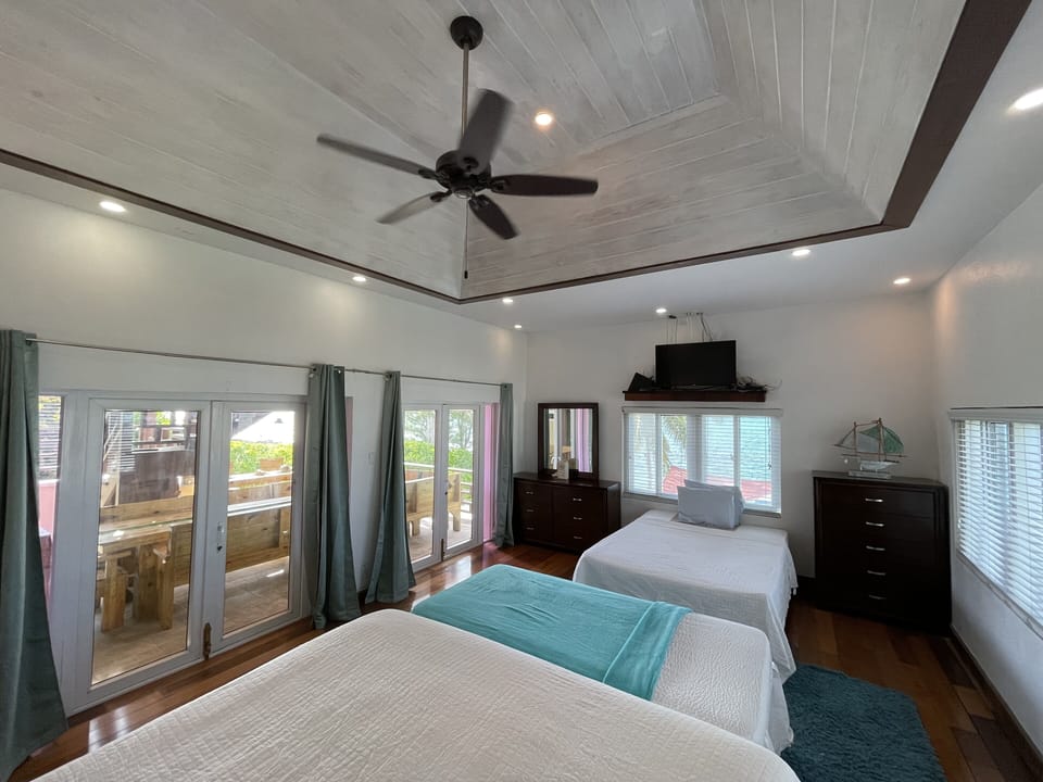 Master suite w/panoramic ocean views and rooftop deck access 