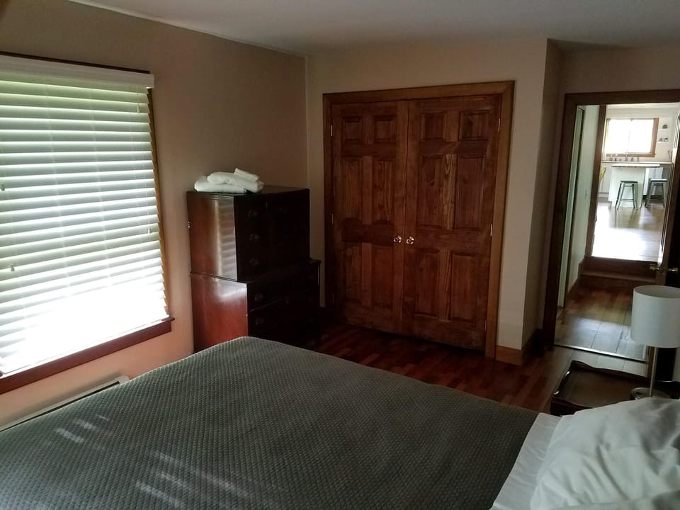 Queen bedroom w/ new plush mattress, 2 large windows, bathroom just outside door