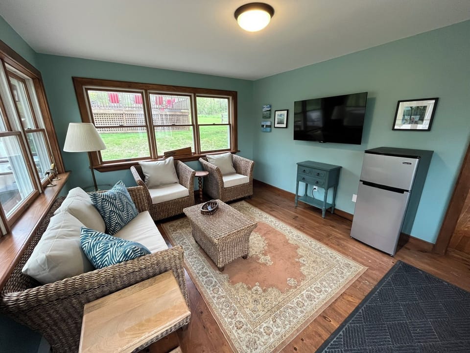 Peaceful sunporch, 10 windows, private, nature, relaxing, good place 2 kick back