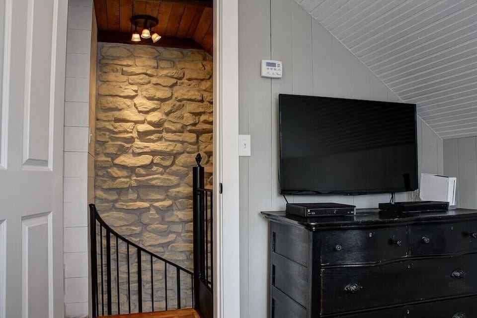 Upstairs bedroom with Tv/DVD/Wii System and toys and games for kids