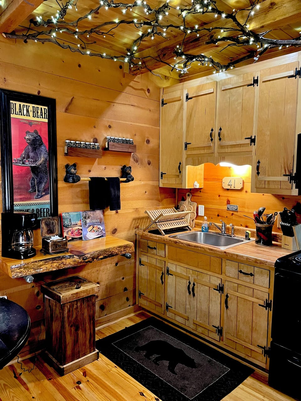 Full Sized Stove, Refrigerator & Microwave. Coffee, Tea, Hot Chocolate & Creamer