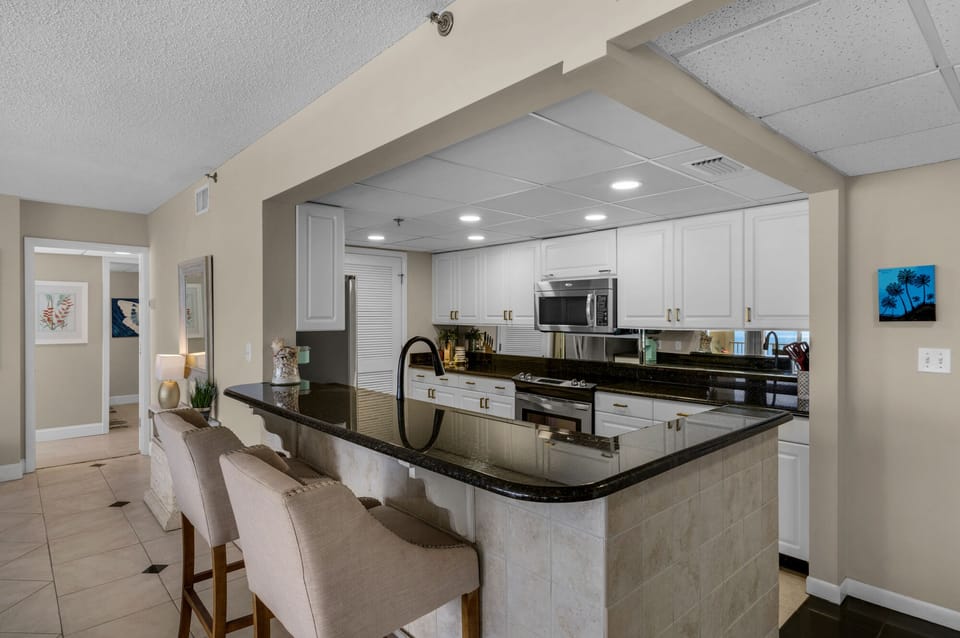 Breakfast bar with seating for 2